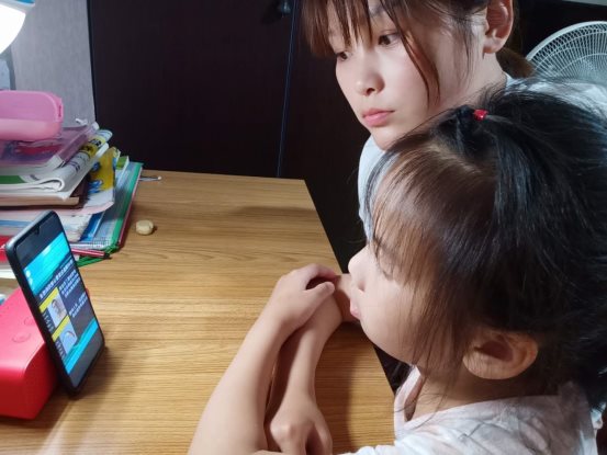 一2班学生和家长共同观看无烟日相关视屏