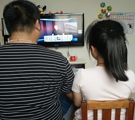 一1班学生和家长共同观看无烟日宣传视屏