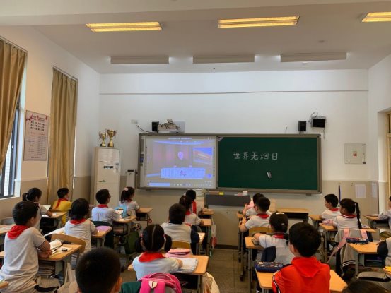 三1班队课开展无烟日活动