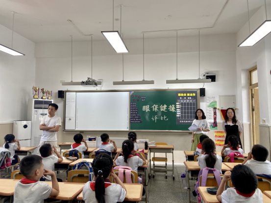 “爱眼日”开展各班级眼保健操评比5