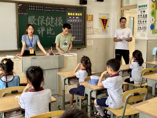 “爱眼日”开展各班级眼保健操评比8