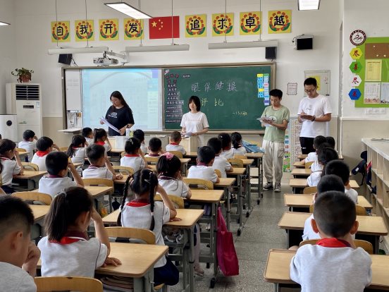 “爱眼日”开展各班级眼保健操评比10