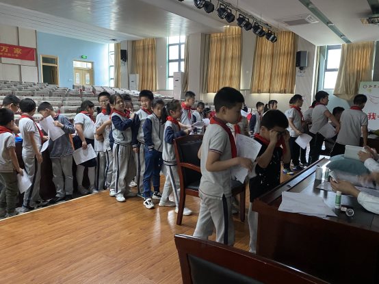 借“爱眼日”活动契机，我校携手南京同仁医院开展本学期学生视力监测工作3