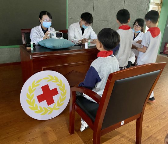 借“爱眼日”活动契机，我校携手南京同仁医院开展本学期学生视力监测工作4