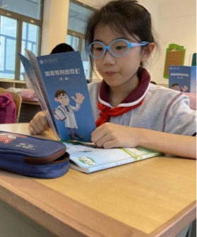 同学们正在认真阅读宣传手册