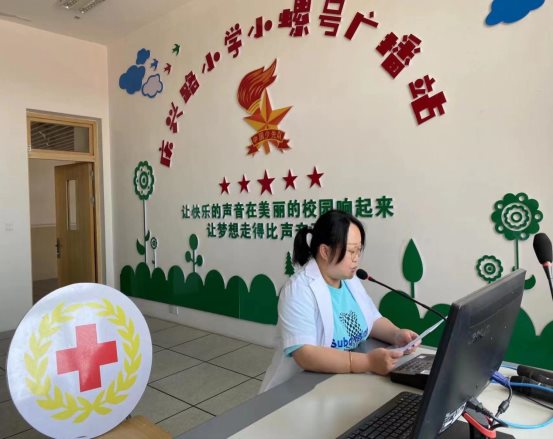 校内室内的升旗仪式：保健室芮校医国旗下讲话