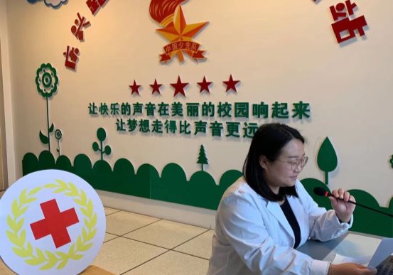 保健室芮校医在红领巾广播站宣传卫生健康知识
