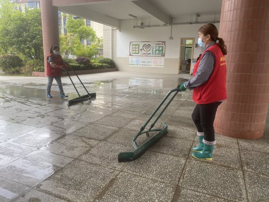 后勤人员清扫校园环境