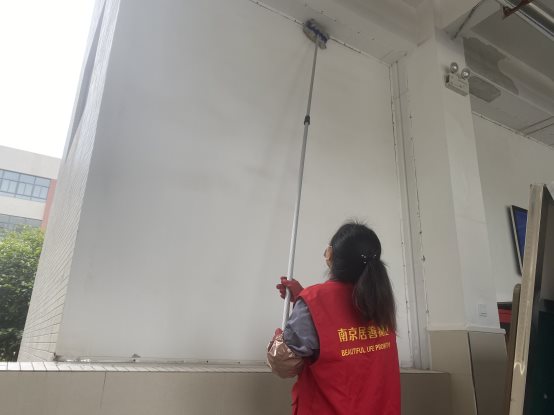 后勤人员清扫校园死角