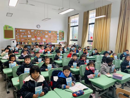 一年级各班发放卫生健康知识读本2