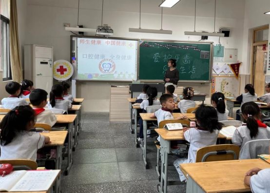 各年级开展“爱牙护齿 乐享健康”主题班队课7