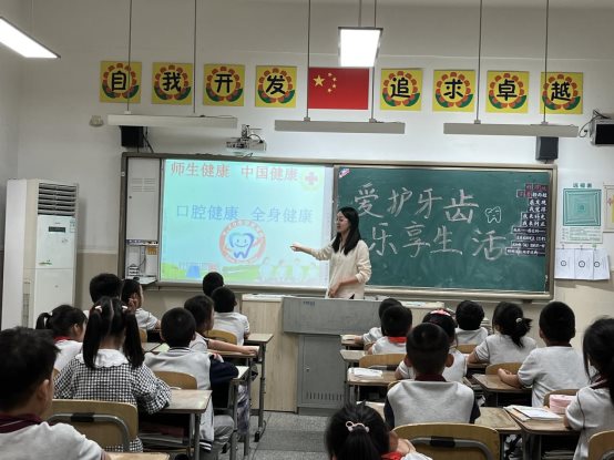 各年级开展“爱牙护齿 乐享健康”主题班队课2