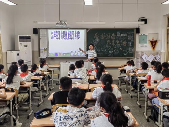 各年级开展“爱牙护齿 乐享健康”主题班队课1