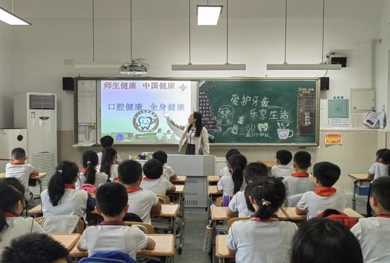 各年级开展“爱牙护齿 乐享健康”主题班队课3