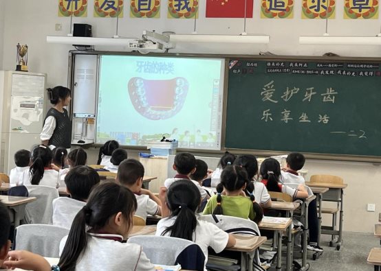 各年级开展“爱牙护齿 乐享健康”主题班队课5